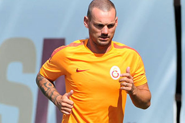 Galatasaray&#039;da Sneijder antrenmanlara başladı