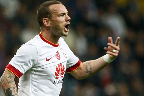 Sneijder borç iddialarını doğruladı