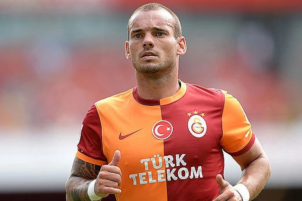 FIFA, Sneijder'in 'hat-trick'ini manşetine taşıdı