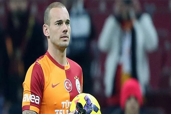 Sneijder, 'Sahada dost olmamız mümkün değil'
