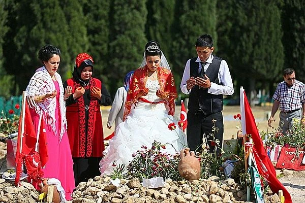 Arkadaşı düğüne gelemeyince onlar Soma'ya gitti