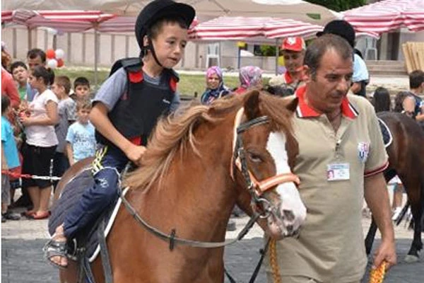 Somalı çocuklara atlı terapi