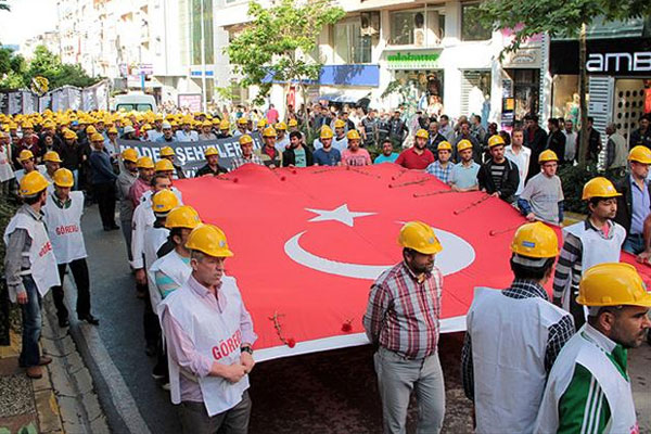 Soma&#039;da madencileri anma için sessiz yürüyüş