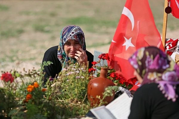 Soma'daki madencilerin mezarlarına ziyaretçi akını