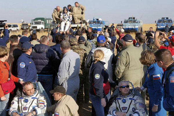 Soyuz TMA-14 Kazakistan&#039;a 169 gün sonra indi