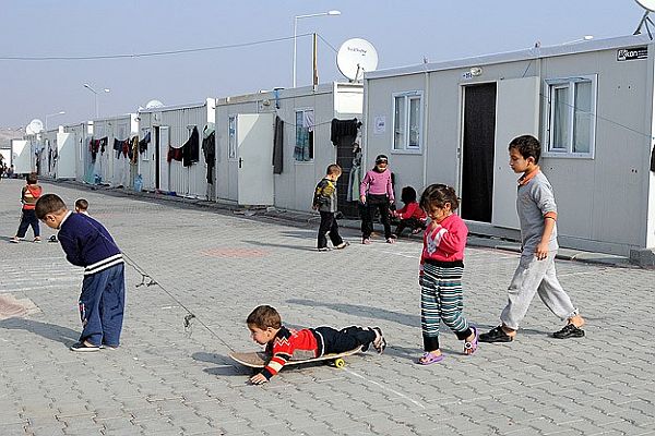 Türkiye&#039;deki Suriyelilerin sayısı 900 bini aştı