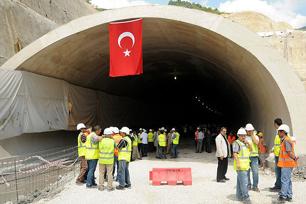 &#039;Türkiye&#039;nin en uzun tüneli&#039; yarın açılıyor