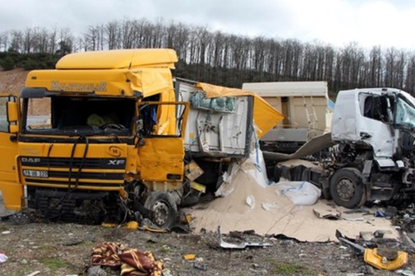 TIR ile kamyon çarpıştı, 1 ölü 2 yaralı