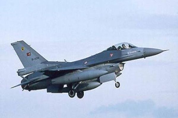 Yunan uçaklarından Türk F-16&#039;larına taciz