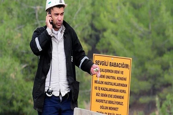 Maden ocağının girişinde yürek burkan 'tabela'