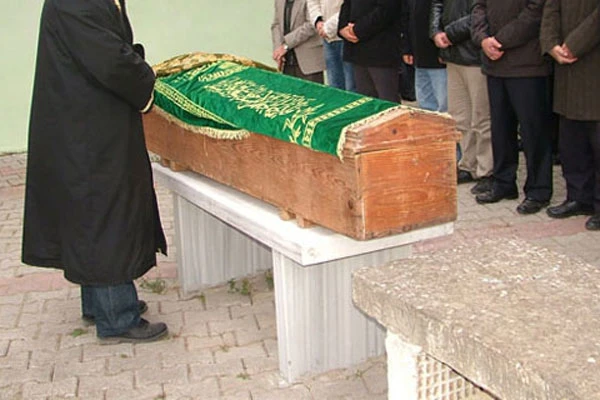 Tabuttan ceset çıkmadı, cemaat neye uğradığını şaşırdı