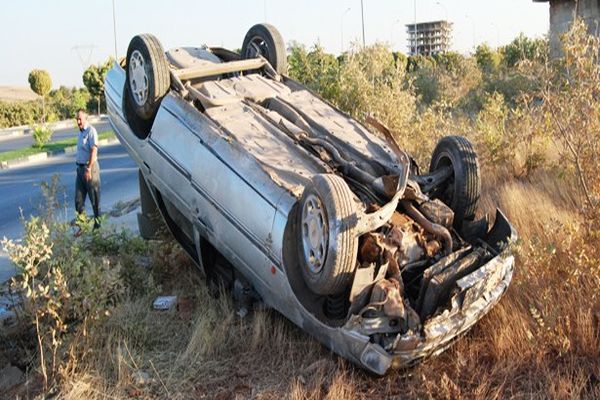 Kahramanmaraş&#039;ta otomobil takla attı, 1 ölü, 1 yaralı