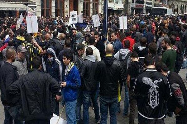 Taksim&#039;de taraftara polis müdahalesi