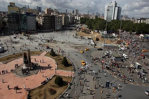 Kapatılan Taksim ve Gezi Parkı açıldı
