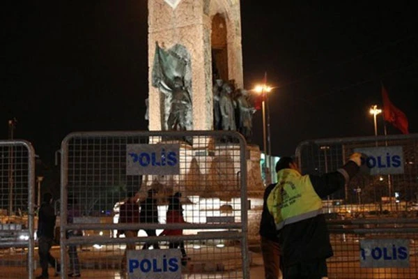 Taksim araç ve yaya trafiğine açıldı