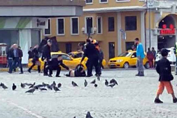 Taksim Meydanı&#039;nda öldüresiye dayak