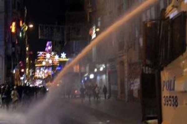 Taksim&#039;de polis ile protestocular arasında gerginlik