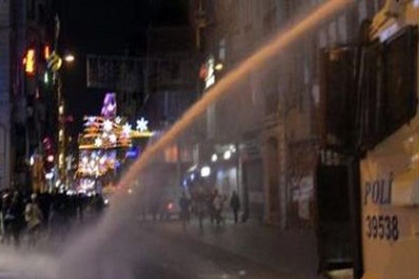 Taksim'de polis ile protestocular arasında gerginlik