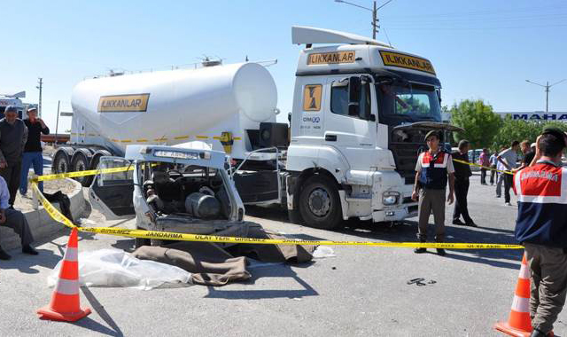 Tanker otomobili biçti, 3 ölü