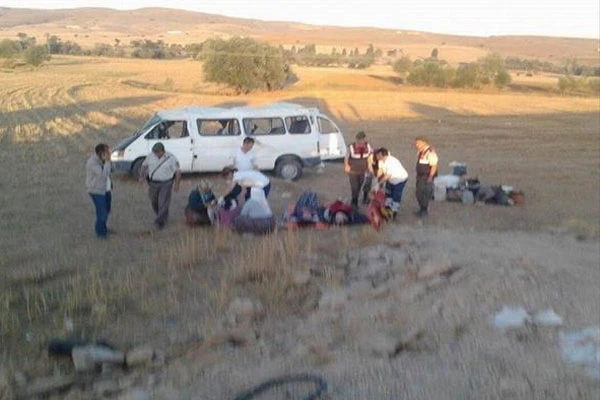 İşçileri taşıyan minibüs kaza yaptı, 14 yaralı