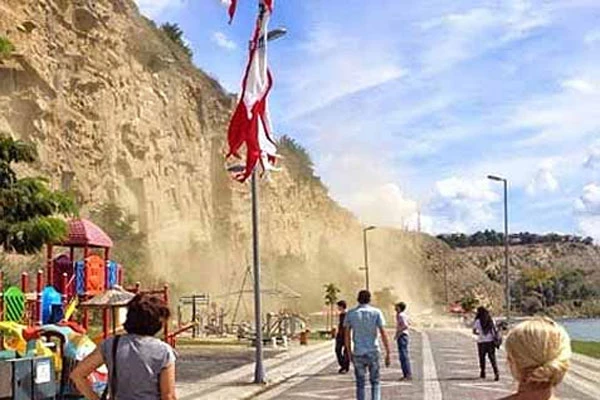 Çay bahçesinin üzerine kaya parçaları düştü