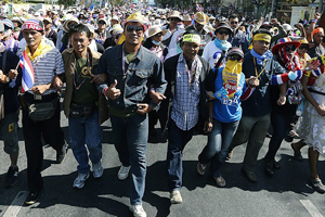 Tayland&#039;da göstericiler bakanlık binalarına yürüyor