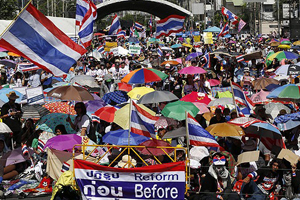 Tayland&#039;da göstericiler yolları trafiğe kapattı