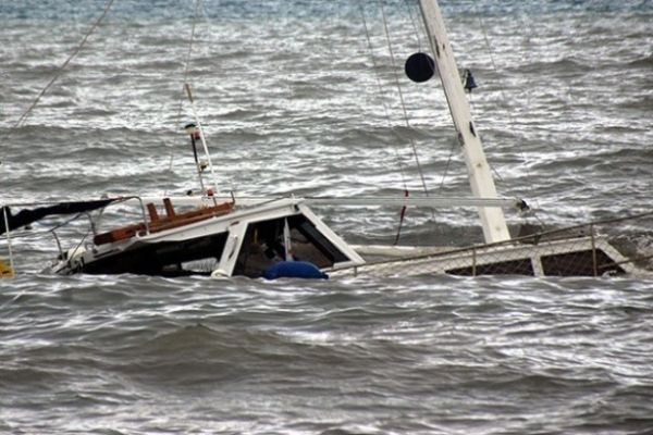 Endonezya’da turistleri taşıyan tekne battı