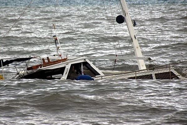 Ege Denizi&#039;nde kaçakları taşıyan tekne battı