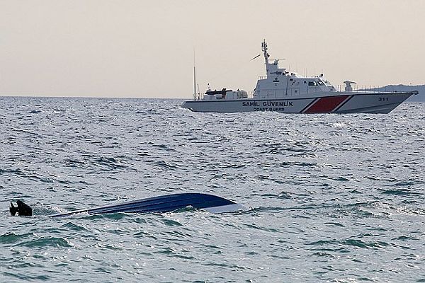 Kızılada&#039;ya inşaat malzemesi taşıyan tekne battı