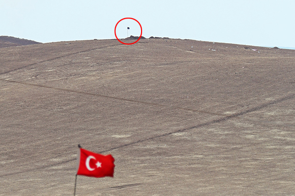 IŞİD o tepeye bayrak dikti