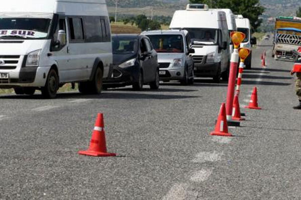 Teröristler araçları rehin aldı