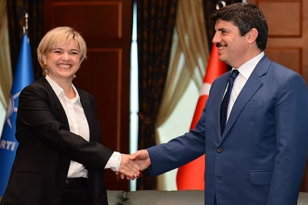 Siyasilerin bayram gündemi 'tezkere'