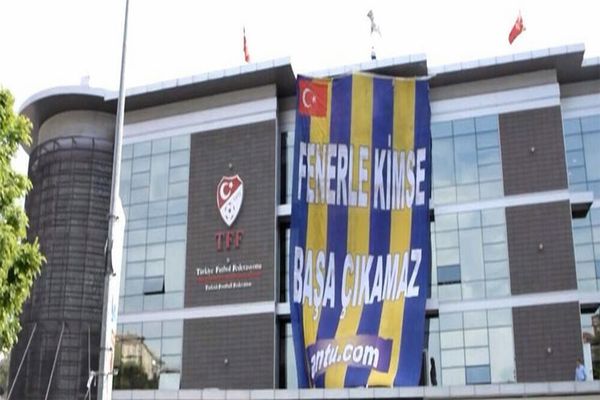 TFF binasına Fenerbahçe bayrağı astılar