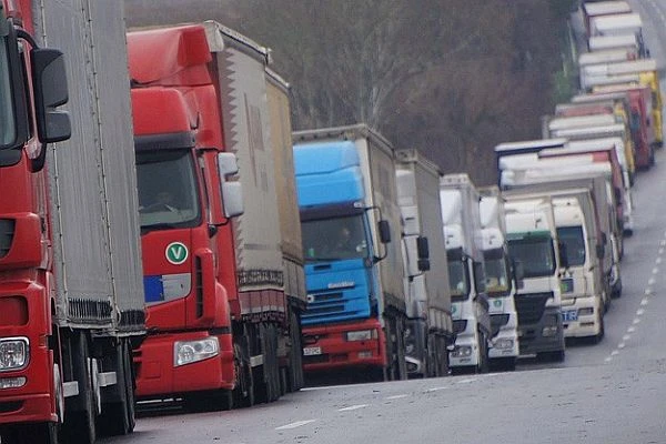 Duhok ve Zaho civarında 2 bin 500-3 bin TIR bekliyor