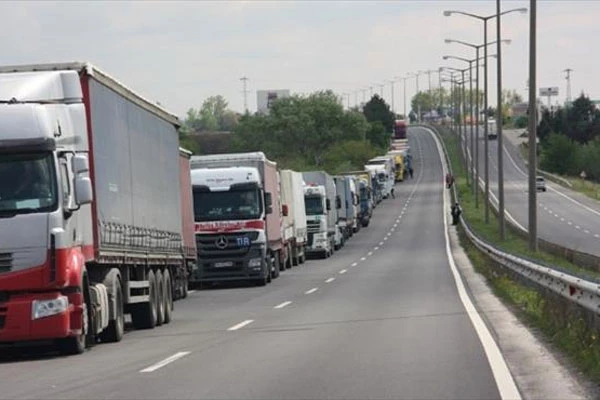 TIR'lar 5 kilometrelik kuyruk oluşturdu