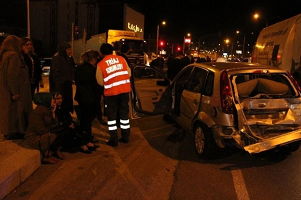TIR minibüse çarptı, 17 yaralı