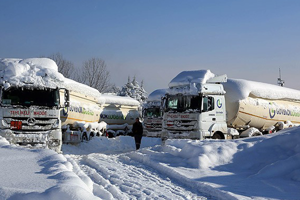 TIR sürücüleri kurtarılmayı bekliyor