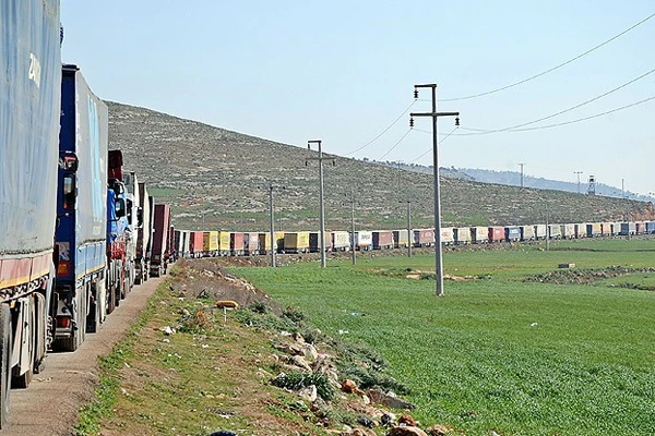 Cilvegözü'ndeki TIR kuyruğu Reyhanlı'yı aştı