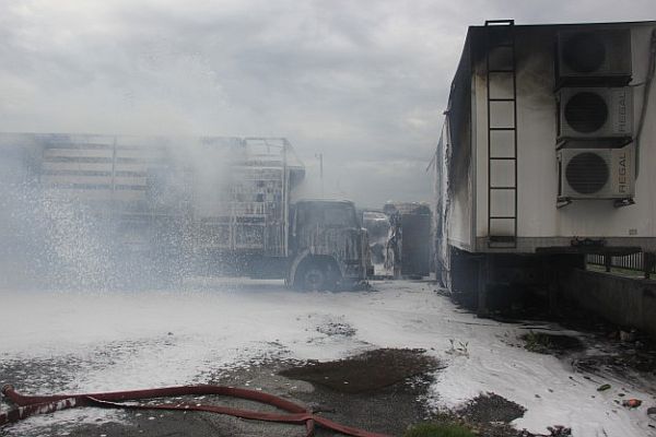 İstanbul&#039;da kimyasal yüklü TIR&#039;da yangın