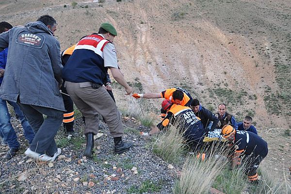 Tokat&#039;ta ticari araç uçuruma yuvarlandı, 5 ölü, 4 yaralı