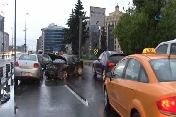 İstanbul&#039;daki yağmur kazaları beraberinde getirdi