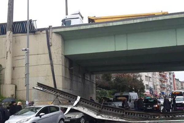 Söğütlüçeşme'de köprü çöktü, trafik durdu