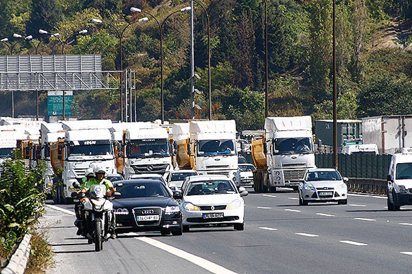 Fatih Sultan Mehmet Köprüsü&#039;nde 3 şerit trafiğe kapandı