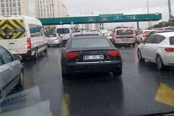 Yağmur bu sabah İstanbul trafiğini felç etti