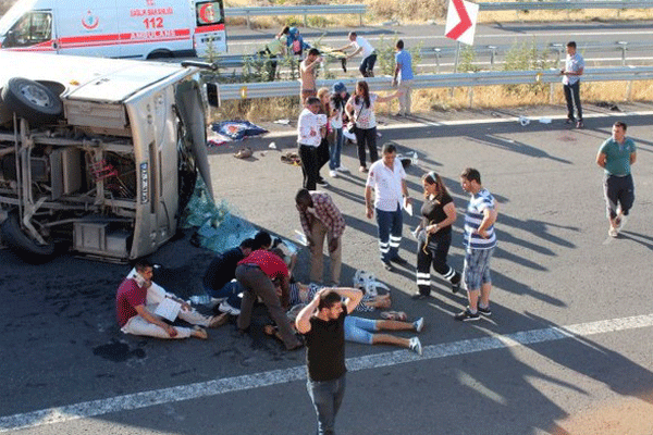 Midibüs kaza yaptı, öğrenciler yola savruldu