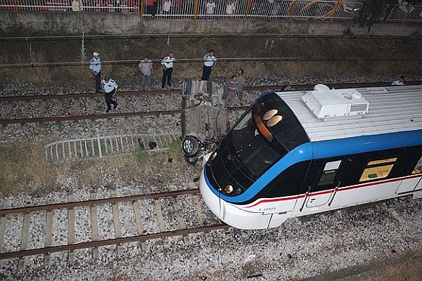 Hızlı tren hattına otomobil düştü