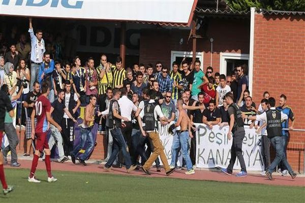 Fenerbahçeli taraftarlar Trabzonsporlu futbolculara saldırdı!