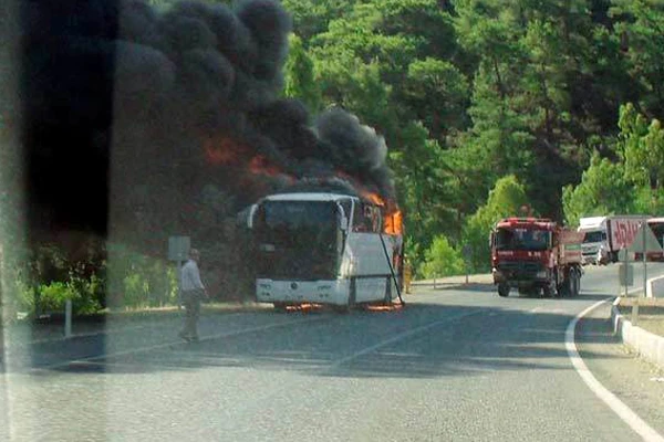 Turistler yanmaktan son anda kurtuldu