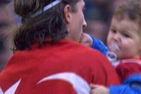 Nou Camp'ta sırtında Türk bayrağı taşıyan Luis